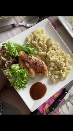 Tag 6 Kräuter Nudeln mit Händchen und Salat und gwürz ketchup perfekt zum abnehmen und schmeckt einfach super 🙌