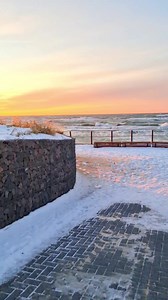 Всех с наступающим рождеством🎅🎄 24 декабря -1°C❄️ Куршская коса, Йодкранте, Литва. Куршская коса это полуостров-заповедник протяжённостью 98 километров из них 52 км пренадлежит Литве. с 2000 года внесена в список всемирного наследия ЮНЕСКО. С одной стороны омывается водами Балтийского моря, а с другой Куршского залива. Всем добра, мира и с наступающими праздниками! 💖Visiems jaukaus Kūčių vakaro ir linksmų Kalėdų! 🎅Теперь мы и в инстаграме www.instagram.com/litvalt Путешествуй с www.litva.lt 