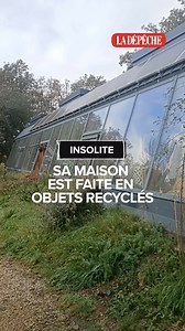 Pour construire cette maison écologique, il a fallu plus de 840 pneus et l'aide de 300 personnes... Martin vit dans une Earthship, dans le Lot. Ce musicien a construit cette maison 100% autonome en énergie en se basant sur la récupération et le recyclage de matériaux, comme des bouteilles en verre ou des pneus. | La Dépêche du Midi