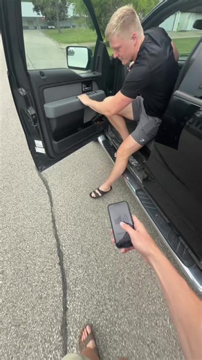Don’t walk around with your information exposed in 2026 #menswallet #rfidwallet #wallets #rfid #wallet