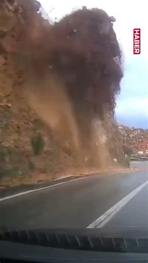 Mersin-Antalya kara yolunda heyelan, toprak altında kalan aracın kamerasında