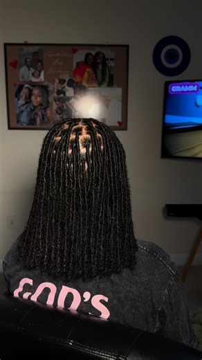 𝐀𝐬𝐢𝐚 | 𝐓𝐡𝐞 𝐂𝐫𝐞𝐚𝐭𝐢𝐯𝐞 ♒️ on Instagram: "🧿 🧿 🧿 Before ~> after of my hand-wrapped faux locs 😍 This install took 4 hours! Style to book: Short faux locs • Clean and intentional parting sets the foundation for a flat install. • Each loc is wrapped by hand to control weight, tension, and consistency. • The goal is a lightweight install that protects your natural hair and feels comfortable immediately. January books open on MONDAY! 🥰 DM or text 📞 to book (240) 428-8230 #dmvfauxlocs