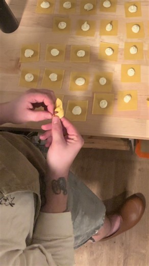 how to laminate pasta roll your way up to 1/8 inch for filled 🍝 i find myself rubbing in the sheets as i go little to no flour 454 g “OO” 276 g 1:1 yolk to eggs incorporate & knead for 8 minutes rest 15 knead 4 rest 30 #pasta #cooking #chef #art #kitchen