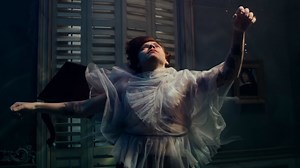 Harry Styles drukner i sin egen sorg i musikvideoen til ‘Falling’