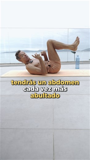 Piti Pinsach Ametller on Instagram: "❌ No es falta de esfuerzo. Muchos abdominales clásicos empujan la presión hacia afuera, cargan el suelo pélvico y comprimen la zona dorsal y lumbar. El resultado: más barriga, más rigidez y menos espacios en la columna. 💡 La diferencia no está en hacer más repeticiones, sino en un cambio espacial. Cuando colocas el cuerpo y la respiración de forma correcta, el abdomen se recoge solo, la presión se distribuye mejor y el cuerpo trabaja a favor, no en contra. �