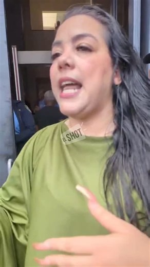 El Shot Diario on Instagram: "🚨 | ¿Negligencia o hay algo más? La madre de María José, de 13 años, exige respuestas tras la extraña muerte de su hija en la Plaza de la Salud. 📌La niña fue ingresada el 4 de octubre de 2023 por sospecha de dengue; estaba estable, caminaba y hasta cenó con normalidad. Sin embargo, tras un traslado a la UCI sin explicaciones claras, su padre la halló a la mañana siguiente sin vida, con el cuerpo irreconocible y tras horas de silencio médico. Ante la falta de trans