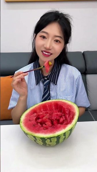 Cool gadgets! 🥰 A must-have for lazy people when eating watermelon! #Creative #Gadgets