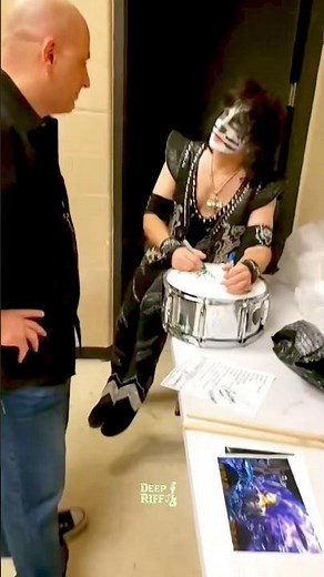 Eric Singer is talking to fans and giving autographs on his drums #ericsinger #kissband #deepriff