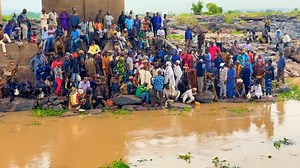 DJOLIBA – Le Fleuve-source de notre histoire, le fleuve qui accueille nos Offrandes aux Ancêtres et aux Génies, lors du DJIBON INTERNATIONAL ... Bamako, qui est-tu pour me boucher ? Le fleuve DJOLIBA est là, depuis plus de 700 millions d’années. Et toi Bamako, à peine 200 petites années. Au Djibon 2025- Nous les Animistes du Mali, réunis autour de MAAYA BLON & BWA SACRÉ, prions pour la continuité au Bord de ce Grand Fleuve des Mystères .... Le Vieux Bamanan et fier ANIMISTE, le BLONTIGUI, Kôrêdj