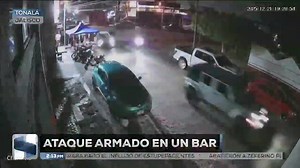 702K views · 5.9K reactions |  Es el momento exacto del ataque armado a un bar en Tonalá, donde se registró un múltiple asesinato Sujetos encapuchados llegaron en un vehículo blanco, ingresaron al lugar y dispararon para después huir. Janely Rivera con la información en #HechosMeridiano | Azteca Noticias | Facebook