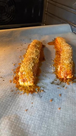 Saumon en croûte d’épices et de Parmesan de @marie_food_tips 🧀 Un pur délice, prêt en seulement 15 minutes ! Retrouvez l'intégralité de la recette sur son site www.mariefoodtips.com | ELLE à table