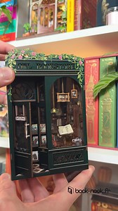 💬 "J’ai monté le Owl Bookstore en une soirée, et j’étais complètement absorbée. Une vraie bulle de calme." Je voulais une activité manuelle pour déconnecter, quelque chose de créatif, poétique… Et j’ai découvert le Owl Bookstore : une librairie miniature à construire soi-même, tout en douceur 📚✨ 🔹 Relaxant & simple à assembler – aucun besoin d’être bricoleur. 🔹 Rempli de charme : petits livres, étagères en bois, lumière chaleureuse… 🔹 Une déco magique – il attire tous les regards une fois p