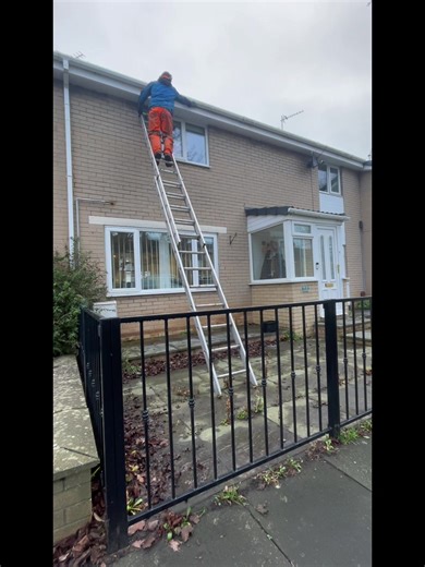 🫧🧽 Gutter and fascia clean by hand 🧽🫧#beforeandafter #clean #homeimprovement #highlight #fyp