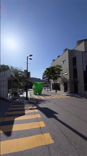 북촌 거리에 나타난 녹색 돼지저금통의 정체는?!🐷