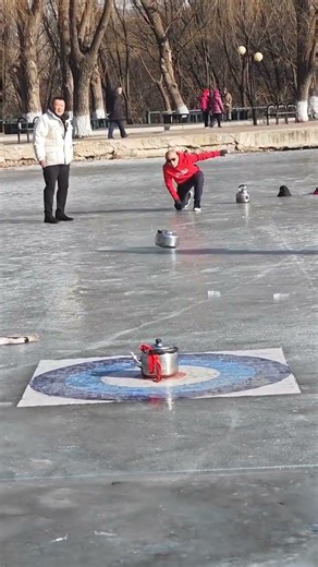 #Northeast Bald Guy Running Fast on Ice and Doing the Splits While Curling, Folk Curling