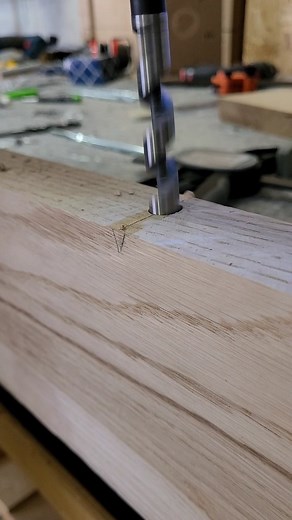 Gaten boren in de eiken houten wandplanken. Er komen 16cm lange pennen in zodat de planken onzichtbaar opgehangen kunnen worden. Om deze recht te boren heb ik een simpel malletje gemaakt. Volgende stap zijn de spotjes. #houdbaarhout #wandplanken #eikenhout #wandplank #woodworkingproject #woodworkingjigs #woodworkingtips #stepbystep #howto #advice #tips #instadaily #instagood #reels #reelsinstagram #shorts #short #werkhoven #creator #maker | Houdbaar Hout