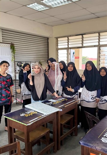 Replying to @eidarajab ok done cat & deco classroom kakak Jannah dan kawan2 🫶🏻 cuba sehabis yang terbaik utk anak tercinta🥹🫶🏻terima kasih guru2 SMKA Falahiah mendidik anak2 kami berjaya dunia akhirat🫶🏻 #tinaarenabeauty #tinabeautycoffee #kopikaktina #fyp #arenabytina