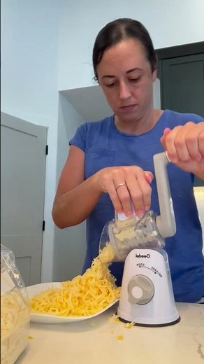 Homemaking Hack | Shredding your own cheese | #mennonitemom