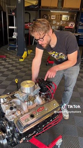 When it comes time to install plug wires, ise this trick to understand your engine’s firing order and the direction the distributor rotates #engine #firingorder #sbc #smallblock #chevy #ford #distributor #spark #sparkplug #techtip #mechanic #diy #techtalk