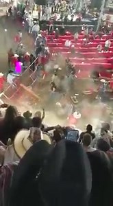 Jaripeo en Puruandiro Mich, se convierte en tragedia al salirse del ruedo un toro que atacó a los asistentes de la zona VIP. Se habla de múltiples heridos de gravedad. Lo anterior ocurrió este domingo, a pesar del repunte de casos COVID-19😷 y que “se supone”este tipo de eventos deben ser cancelados por las autoridades. | Primera Hora Michoacán