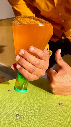 Genius idea to close flask with balloon.