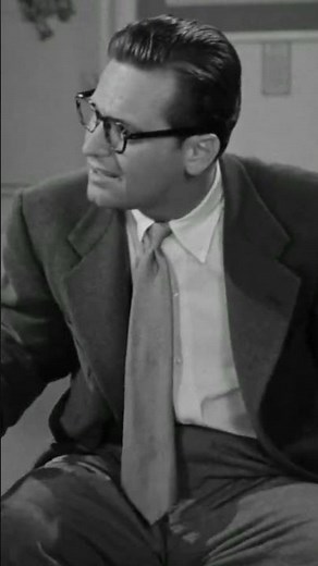 Judy Holliday in Born Yesterday - "Are you one of these talkers?" #academyawards #judyholliday