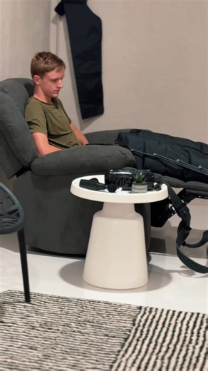 Legs tired? Muscles crying? We don’t judge. Our compression unit will squeeze you back to life 😂🦵✨ Elite recovery in the dorp — jy’s welkom 🤌💚 Compression therapy isn’t just vibes — it’s science: 🫧 Boosts circulation ⚡ Speeds up recovery 🧊 Flushes out lactic acid 🚀 Makes your legs feel LIGHT again 💪 Perfect for gym lovers, runners, cyclists & anyone who walked too far at Checkers 😏 If you want fresh, fast, elite recovery… come book your compression session at The Recovery Studio Klerksd