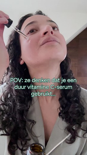 Vandaag geen serum, maar een smoothie. Met deze vitamine C smoothie verzorg je jouw huid van binnenuit. 🍊✨ #skincare #smoothie #vitamineC
