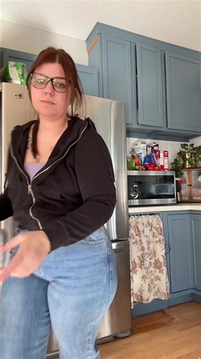 No my fridge does not have the “your door is open alarm” my (soon to be ex) husband ripped the wiring for that out a long time ago