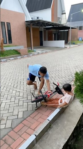 Abil jatuh dari sepeda