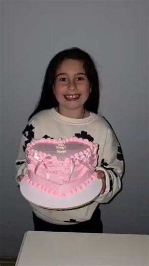 Neşeli Pastalar on Instagram: "Kendi doğum gününü kutlayan güzel kızım.Nasılda duygulandı gözleri sulandı 😔 İyi ki doğdun Elif Berram ❤️,#butikpastacılık #bursanilüfer #keşfetteyim"