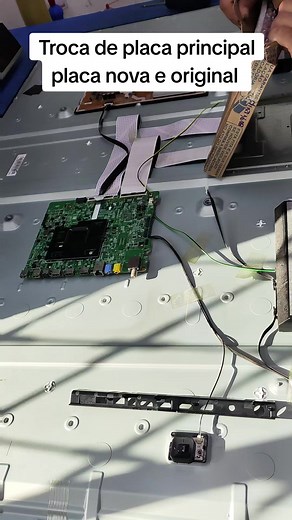 Conserto de um TV 65 polegadas, antes não funcionava os HDMIs, tentamos fazer a troca do processador e ci chaveador, sem êxito, no final trocamos por uma placa nova.