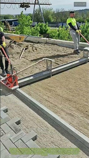 Boden glätten mit Maschine: Wie Bauarbeiter Sand in stabilen Untergrund verwandeln