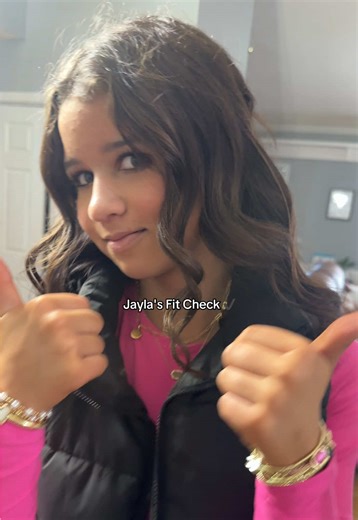 Thought she looked cute! ✔️ Shop her look in my LTK in my bio 💗 @aerie @UGG® @Kendra Scott @Amazon #fitcheck #OOTD #momdaughter #fy #fyp