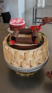 1.5M views · 10K reactions | Tutorial para decorar pastel con crema de chocolate #chocolatecake | El mundo de la pasteleria | Facebook