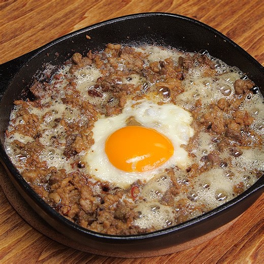 【一番ビールに合うおつまみだコレ】フィリピンB級グルメ！シシグ / Filipino Gourmet “Sisig” レシピはこちら！https://www.buzzfeed.com/jp/redkikuchi/filipino-gourmet-sisig 作ったらコメント欄に写真を投稿してくださいね！😊✨ | Tasty Japan
