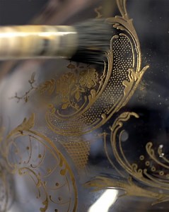 Gilding by Baccarat on the Haute Couture Beaune decanter. The decanter features fine gold raised relief of wreaths of acanthus flowers and leaves rolled up in Louis XV style all gilded by hand. on.baccarat.com/Haute-Couture2021 #Baccarat #Gilding #MadeinFrance Video production: Romain Reglade & Web Style Story | Baccarat