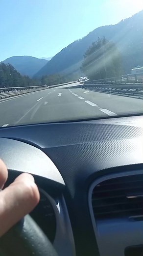 122K views · 476 reactions | Jako čudno sam se osjećao danas vozeći kroz Austriju... Kao da je rat ili se neka druga opaka nevolja nadvila nad nama. Pogledajte i sami se uvjerite. Ovo su današnji autentični snimci sa auto puta u Austriji. Priznaćete da je čudno i neuobičajeno. | Simo Popovic | Facebook