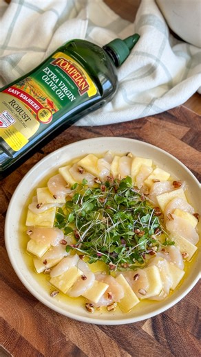 Joanne | Easy Recipes Bay Area Food on Instagram: "With fall just around the corner, this scallop crudo with sweet, crisp apples is the perfect mix of freshness and comfort😋🍎🍂 This recipe comes together so quickly thanks to @pompeian Extra Virgin Olive Oil🫒 bringing richness and balance that ties all the seasonal ingredients together! ✎ Ingredients: *Pompeian Extra Virgin Olive Oil (Robust) *scallops *apples *micro greens *flaky salt *lemon juice (1/2 lemon) *crushed pecans Directions: 1. Th