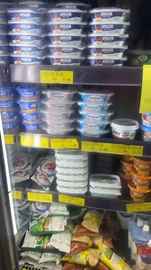 1.2M views · 46K reactions | Só num dei 10 pq achei que se eu tivesse colocado mais meia barra de Milka ia ficar maraaa  Fiz com 1 barra de Milka e 1 potin de Cream Cheese Philadelphia light ️ Créditos: Mitch Cuisine App Vizinho #react #humor #milka #receita #sobremesa #recipe | Você Precisa Provar | Facebook