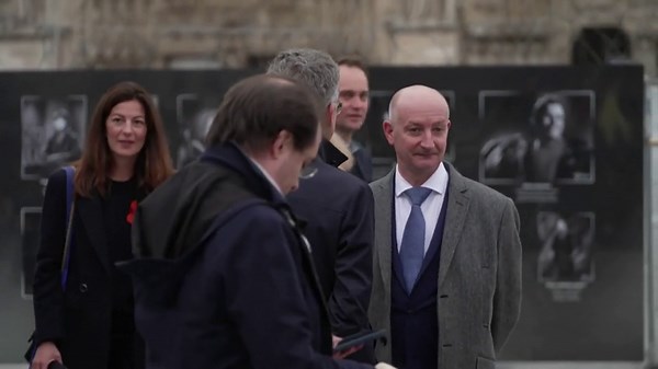 Parigi, tre nuove campane esposte davanti a Notre-Dame prima dell'installazione