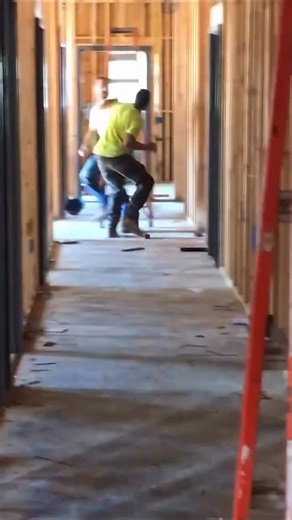 @globalcrimeclips on Instagram: "… 《阿甘正传》是一部1994年美国史诗浪漫喜剧-drama电影，由罗伯特•泽米基斯执导，汤姆•汉克斯、罗宾.怀特和加里•西尼斯主演。该片于1994年7月6日上映，讲述了阿拉巴马州一个智力迟钝但善良的男人福雷斯特•甘普的生活，他经历了20世纪几个重要事件的数十年！该片因其导演、表演、视觉效果、音乐和剧本而获得广泛的好评，成为一部主要的商业成功，全球票房超过6.77亿美元。 《阿甘正传》获得了多个奥斯卡奖，包括最佳影片和最佳导演（罗伯特-泽米基斯）。 《阿甘正传》可以观看，您可以在流媒体平台或购买选项中找到更多信息。如果您有兴趣了解更多关于这部电影或其制作的信息，可以探索派拉蒙维基百科或总电影维基以获取深入的细节。"