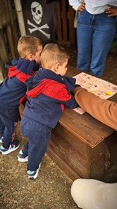 De niño soñaba con un parque donde mis aventuras cobraran vida… Hoy ese parque existe, y lo comparto junto a mi familia. Así nació La Guarida del Pirata, un refugio de naturaleza y fantasía, un lugar para desconectar, explorar, reír y volver a ser niños por un rato. Aquí no vienes solo a pasar el día. Aquí te conviertes en parte de la historia que un día dibujé con un lápiz… y que hoy se vive a lo grande. Ven a celebrar el cumpleaños de tus hij@ o simplemente a vivir una aventura diferente en un