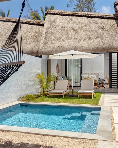 Bienvenue dans votre petit cocon pour profiter de la douceur de vivre en bordure de mer au Tropical Attitude Hotel. Une piscine et un jardin tropical rien que pour vous 🌿 | Hotels Attitude