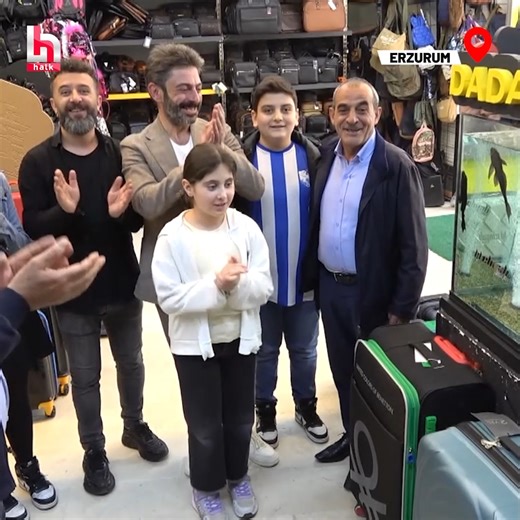 Erzumlu esnaf Kamil Elmalı, iş yerinde beslediği Dadaş Pirana ile birlikte doğum gününü kutladı. Mum üfleyerek yaş pasta kestiği 'Dadaş Pirana'ya ödül olarak cağ kebabı ikram eden Elmalı, doğum günlerini birleştirerek kutlama yaptıklarını söyledi. | Halk TV