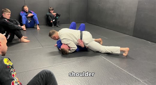 High pins, heavy pressure and smart reactions from classic side-control escapes 👊 In this coaching clip I break down how to use high pins to really control your opponent and shut down their movement from side control. The sequence shows: ➡️ a tight canto choke with a key wedging detail so your opponent can’t get flat on their back ➡️ and a paper cutter choke when they try to escape with an underhook – where the arm gets pinned and the space disappears. Play with this sequence, connect the react