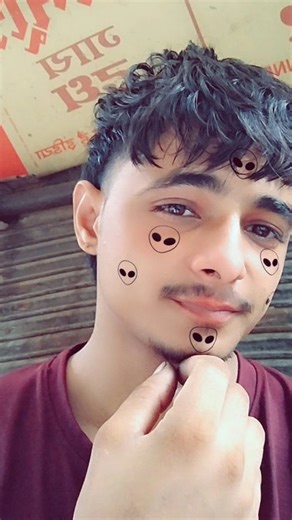 sadik malik 🖤 on Instagram: "日本利用压电瓷砖将脚步转化为电能。这些瓷砖捕捉来自你脚步的动能。当你行走时,你的重量和动作会对瓷砖产生压力。瓷砖会轻微弯曲,从而产生机械应力。瓷砖内部的压电材料将这种应力转化为电能。每一步都会产生少量电荷,而数百万步结合在一起就能产生足够的电力来驱动 LED灯、 数字显示屏和传感器。在像涩谷车站这样繁忙的地方,每天大约有240万个脚步为这一系统作出贡献。这些电能可以被储存或立即使用,从而减少对传统电力来源的依赖,并支持可持续的城市基础设施。这种方法将日常运动转化为实用的可再生能源 #日本#知识#事实#你知道吗 #推荐 科技创新历史 技术实验热门"