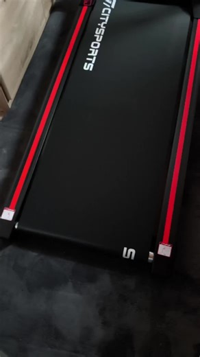 Dieses klappbare Laufband ist ideal für den Alltag zu Hause oder im Büro. Es ermöglicht entspanntes Gehen oder Laufen unabhängig vom Wetter. Durch das platzsparende Design lässt es sich nach dem Training einfach verstauen. Der leise Betrieb sorgt für angenehme Nutzung während Arbeit oder Freizeit. Perfekt für alle die Bewegung unkompliziert integrieren möchten. #laufband #homefitness #bewegung #trainingzuhause