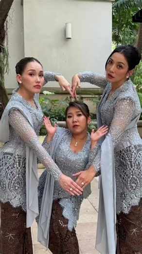 Berusaha elehan dengan berkebaya, tapi pose pose pilihannya aga ngawur euy