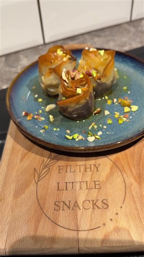 Orange and cinnamon baklava blooms with dates Butter drenched blooms with crispy petals finished with an orange and cinnamon syrup #baklava #blooms #medjooldates #eid #ramadhan